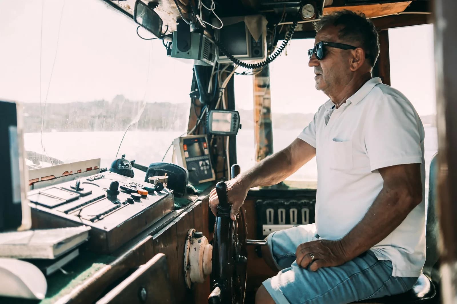 Barqueiro no timão de uma embarcação