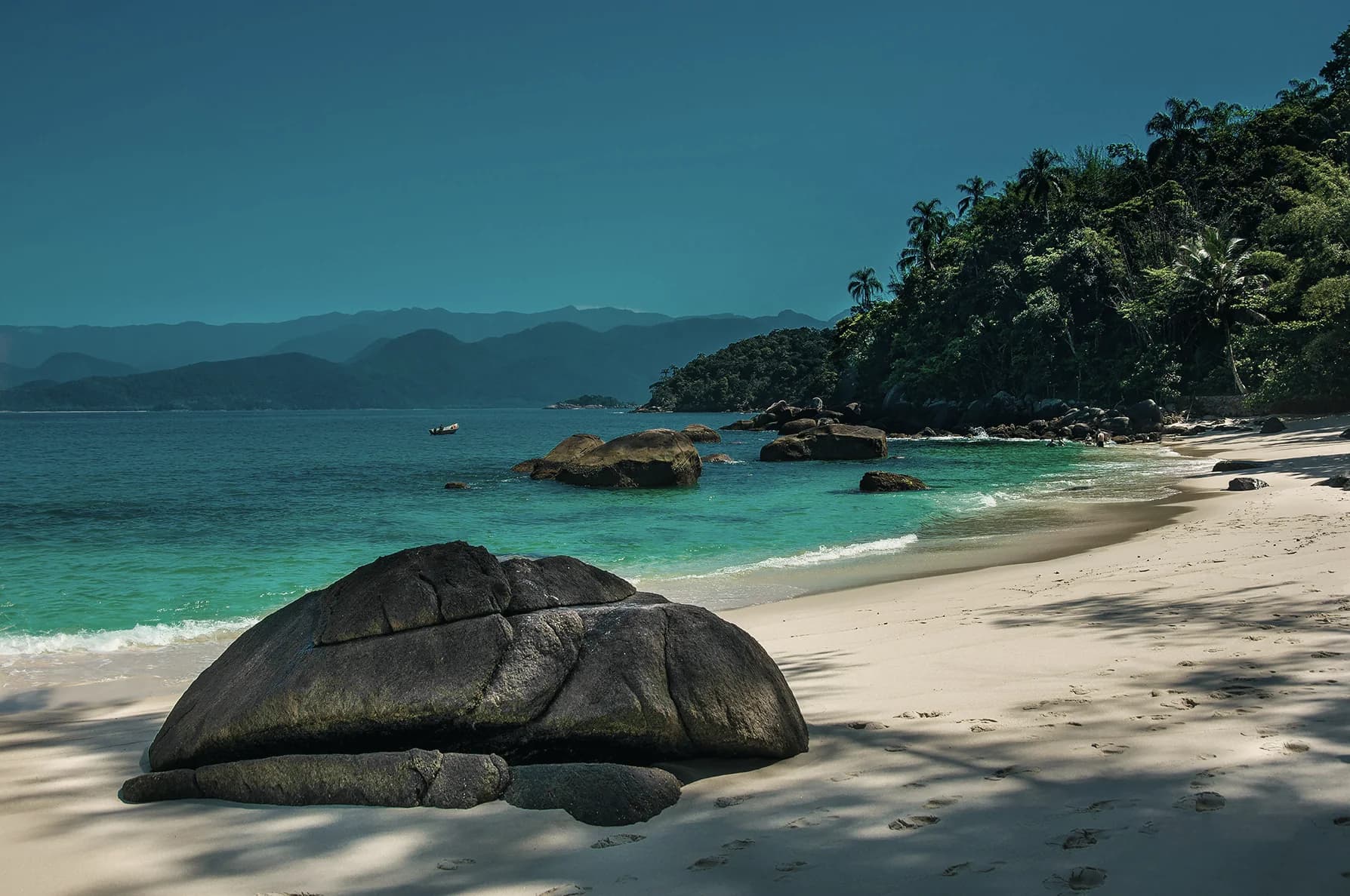 Serra do Mar em camadas sobre o mar, vista da Ilha das Couves, em Ubatuba
